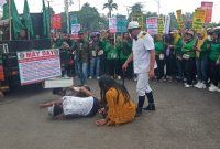 Teaterikal Massa Aksi Depan Kantor Pusat Pemerintahan Kota Tangerang.