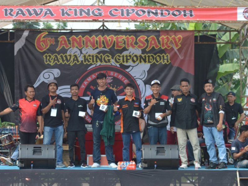 Foto bersama usai memberikan penghargaan kepada anggota terpilih dalam Anniversary 6 tahun Rawa King Cipondoh. (Foto Supriyadi)