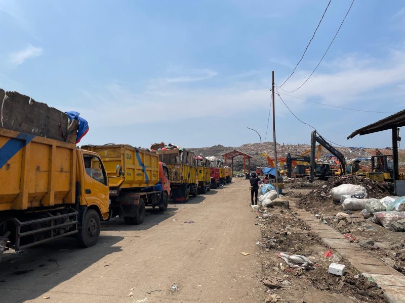 Antrian armada truk pengangkut sampah di TPA Rawa Kucing (27/8/25).
