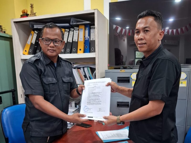 Ubaydillah (kanan) menyerahkan berkas pendaftaran kepada Panitia Seleksi Direktur Utama PD. Pasar Kota Tangerang.