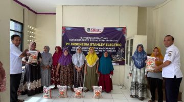 Tersenyum di Tengah Kesulitan: Pemdes Pesar Salurkan 240 Paket Sembako