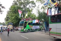 Jajaran Kepolisian Polres Metro Tangerang Kota memantau kegiatan rombongan peserta Reuni Akbar Veteran 7680 saat perjalanan menuju venue acara.