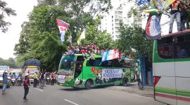 Jajaran Kepolisian Polres Metro Tangerang Kota memantau kegiatan rombongan peserta Reuni Akbar Veteran 7680 saat perjalanan menuju venue acara.