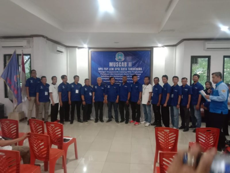 Ketua DPD LEM SPSI Banten, Dewa Sukma Kelana melantik kepengurusan DPC LEM SPSI Kota Tangerang.