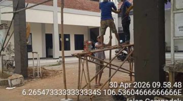 Proyek Pagar Kantor Desa Ciakar Disorot, Pekerja Diduga Belum Terapkan Standar K3